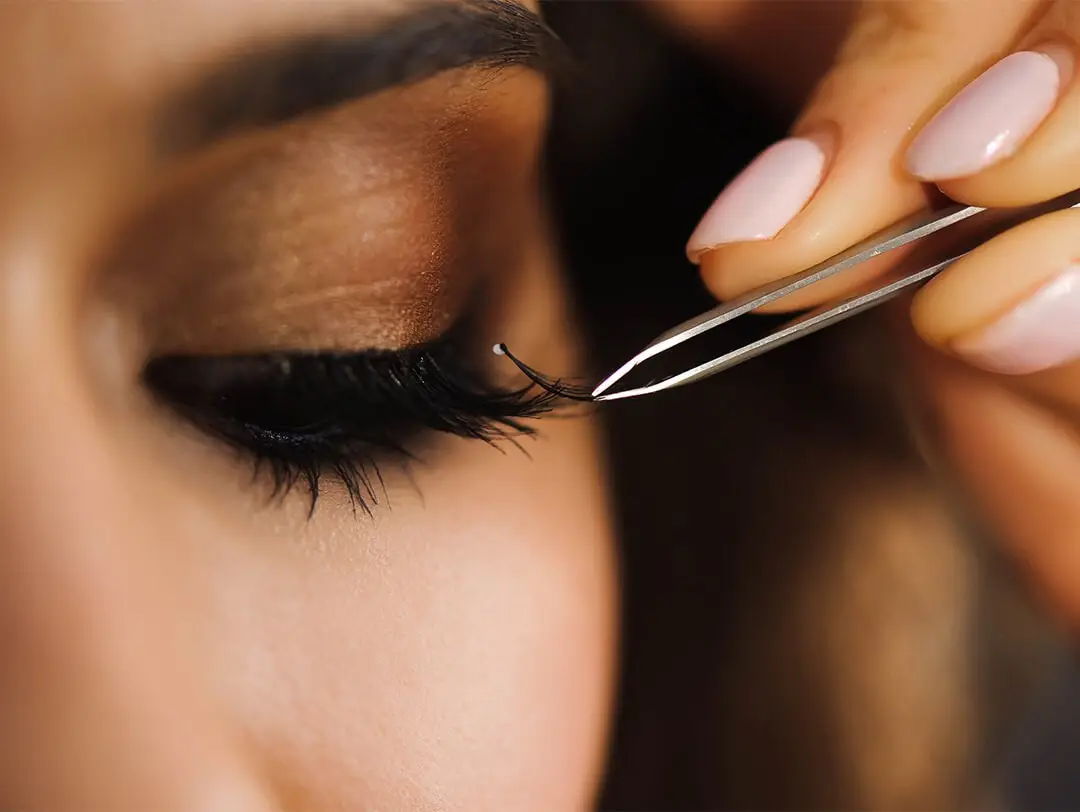 apply lash extensions